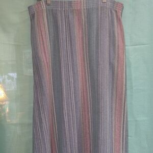 D. K. Gold Wool Blend Skirt w/Stripes Size 8 (W 17in. And 29in.) GUC
